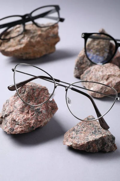 Verschiedene Stylische Gläser Auf Steinen Vor Weißem Hintergrund Nahaufnahme — Stockfoto
