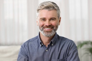 Mutlu adamın evde görüntüsü var, web kamerasından görüntüsü