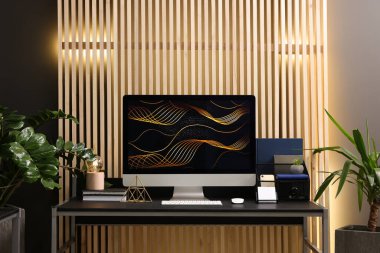 Evdeki metal masada bilgisayarı olan rahat çalışma alanı