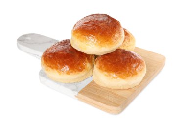 Soda üzerine hazırlanmış lezzetli çörekler beyaz üzerine izole edilmiş.