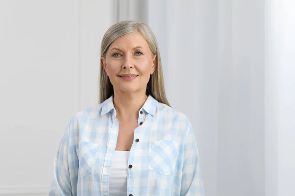 Portrait Beautiful Senior Woman Gray Hair Indoors — Stok Foto