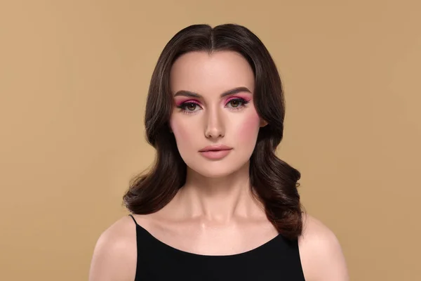Portret Pięknej Młodej Kobiety Makijażem Wspaniałą Fryzurą Beżowym Tle — Zdjęcie stockowe