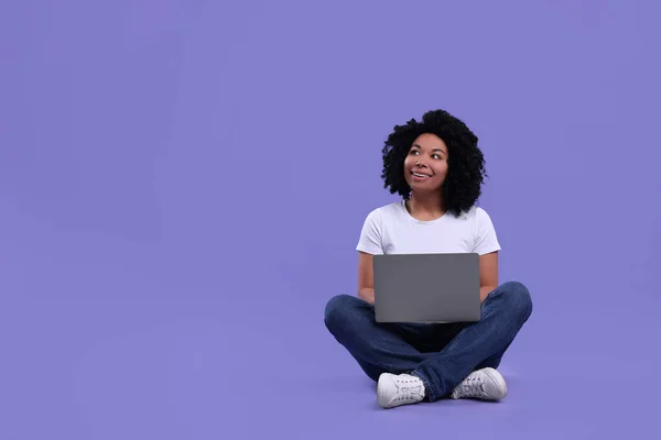 Ευτυχισμένη Νεαρή Γυναίκα Που Χρησιμοποιεί Φορητό Υπολογιστή Μωβ Φόντο Χώρος — Φωτογραφία Αρχείου