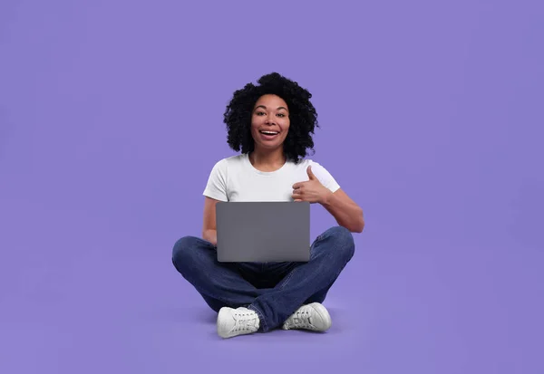 Ευτυχισμένη Νεαρή Γυναίκα Φορητό Υπολογιστή Που Δείχνει Τον Αντίχειρα Επάνω — Φωτογραφία Αρχείου