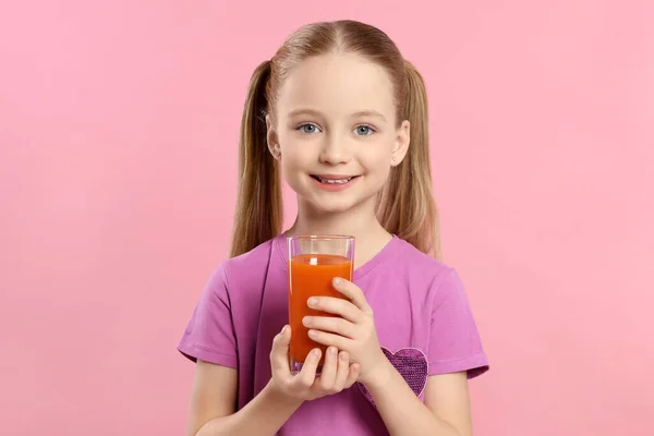 Χαριτωμένο Κοριτσάκι Ένα Ποτήρι Φρέσκο Χυμό Ροζ Φόντο — Φωτογραφία Αρχείου