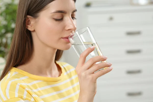 Hábito Saludable Mujer Bebiendo Agua Dulce Vidrio Interior — Foto de Stock