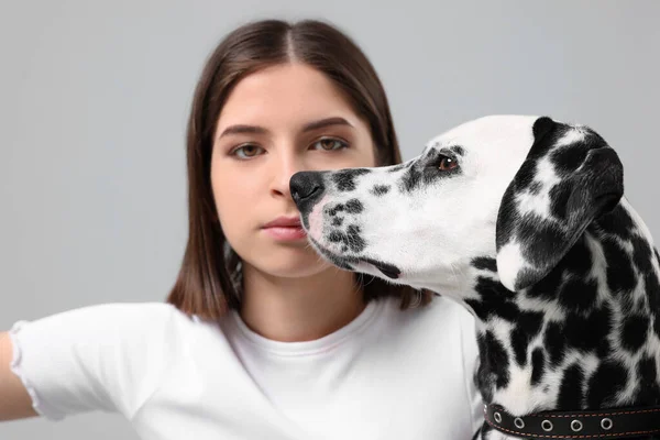 Mooie Vrouw Met Haar Schattige Dalmatische Hond Lichtgrijze Achtergrond Selectieve — Stockfoto