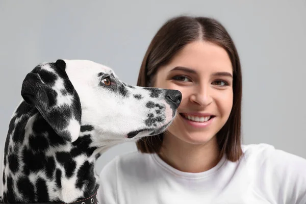 Mooie Vrouw Met Haar Schattige Dalmatische Hond Lichtgrijze Achtergrond Selectieve — Stockfoto