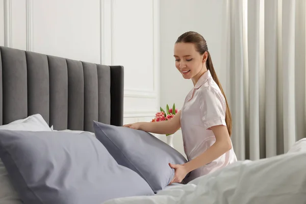 Young Woman Making Bed Room Space Text — Stock Photo, Image