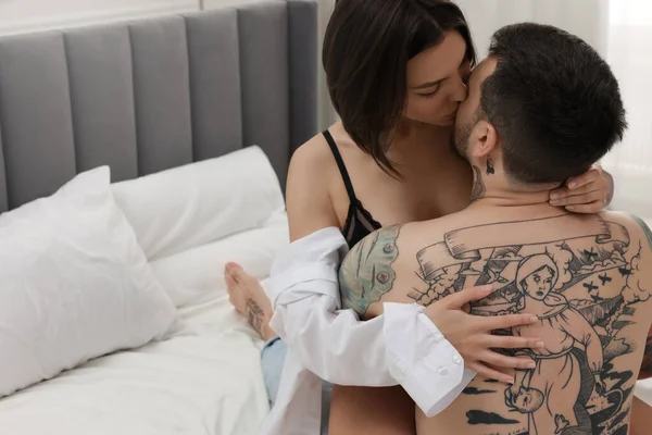 Leidenschaftliches Paar Hat Sex Auf Dem Bett Hause — Stockfoto