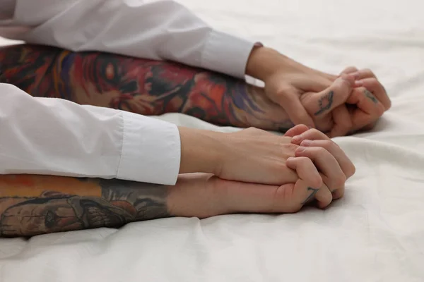 Tutkulu Bir Çift Yatakta Sevişiyor Elleri Kapalı — Stok fotoğraf