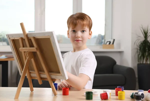 Little Boy Painting Table Studio Using Easel Hold Canvas — Stock Photo, Image