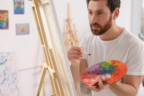 Людина Малює Студії Використання Мольберта Утримання Полотна — стокове фото