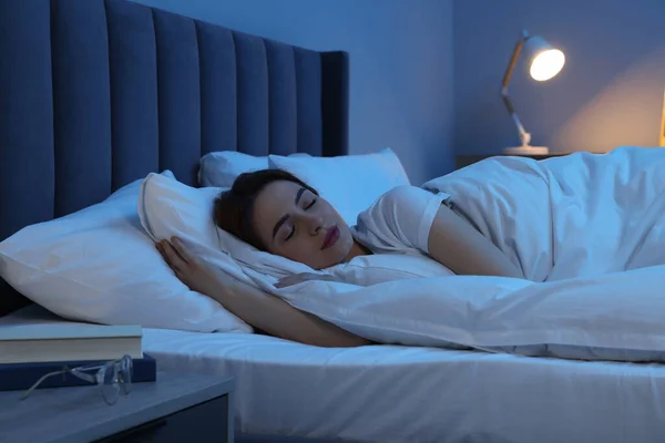 Hermosa Mujer Joven Durmiendo Cama Por Noche —  Fotos de Stock