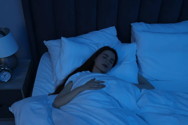 Hermosa Mujer Joven Durmiendo Cama Por Noche — Foto de Stock