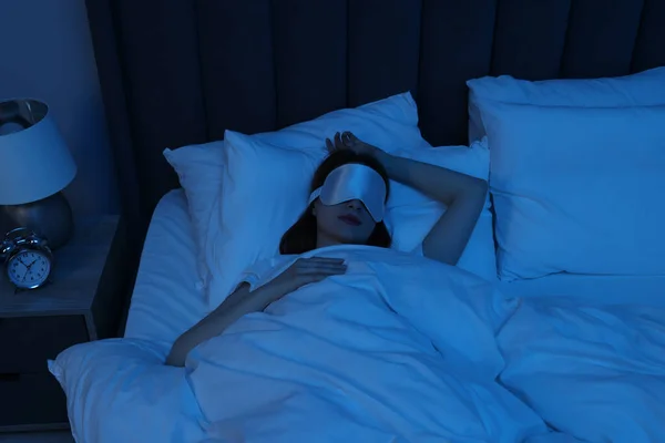 Kvinna Med Mask Sova Sängen Natten — Stockfoto