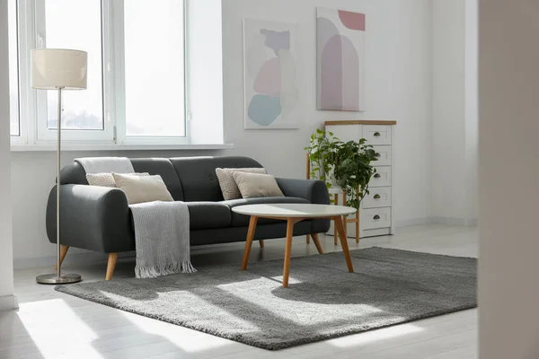 Stilvolles Wohnzimmer Mit Grauer Couch Weißem Couchtisch Und Lampe Innenarchitektur — Stockfoto