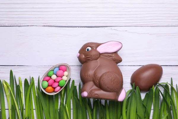 Paskalya Kutlaması Tatlı Çikolatalı Tavşanlı Düz Kompozisyon Beyaz Ahşap Masadaki — Stok fotoğraf