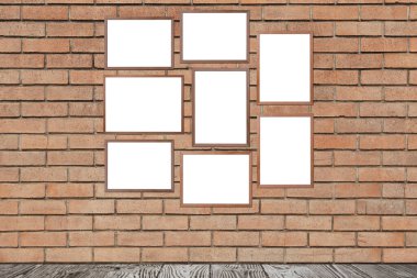 Duvarda asılı boş ahşap çerçeveler. Tasarım için model