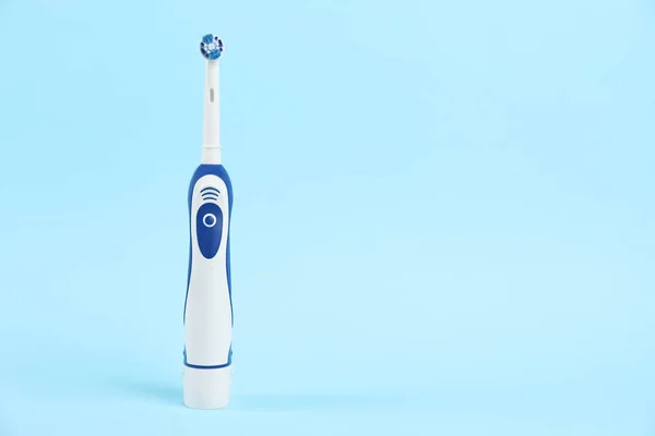 Elektrische Zahnbürste Auf Hellblauem Hintergrund Platz Für Text — Stockfoto