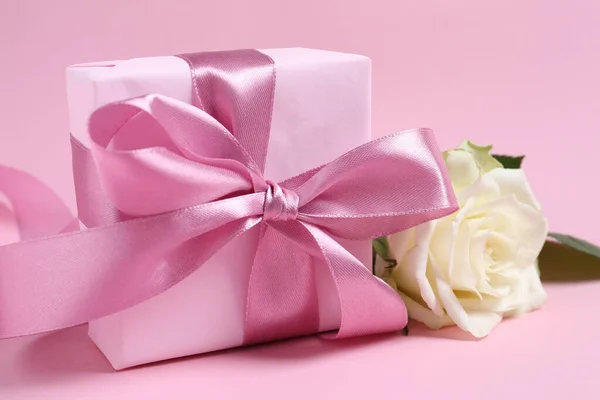Caixa Presente Bela Flor Rosa Fundo Rosa Close — Fotografia de Stock