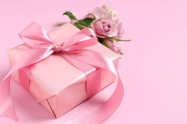 Gift Box Beautiful Rose Flowers Pink Background Closeup — Foto de Stock