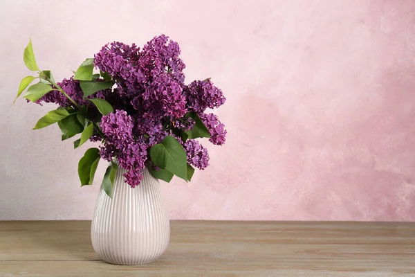 木のテーブルの花瓶の美しいライラックの花 テキストのためのスペース — ストック写真