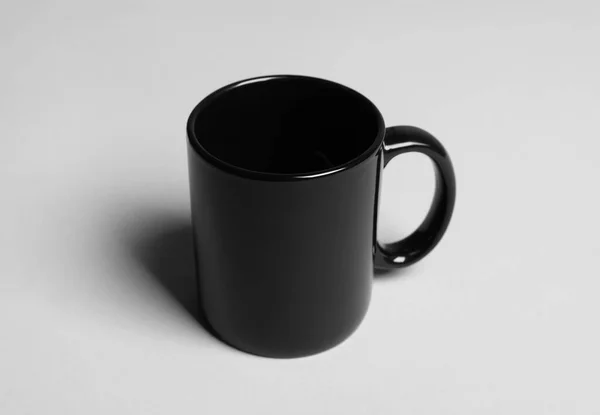 Μια Μαύρη Κεραμική Κούπα Ανοιχτό Γκρι Φόντο — Φωτογραφία Αρχείου