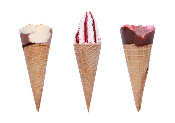 Набор различных мороженое в вафельных конусов изолированы на белом