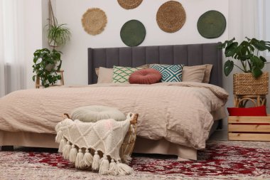 Büyük, rahat bir yatak odası ve şık bir yatak odasında saksı çiçekleri. İç tasarım