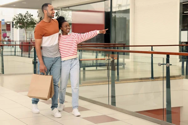 Family Shopping Happy Couple Purchases Mall — Photo