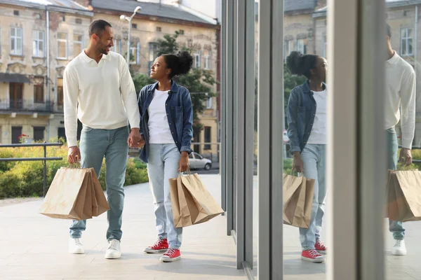 Family Shopping Happy Couple Purchases Mall Outdoors — Photo
