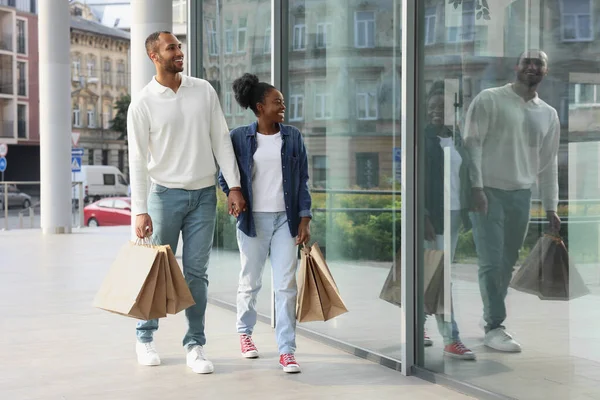 Family Shopping Happy Couple Purchases Mall Outdoors — Photo