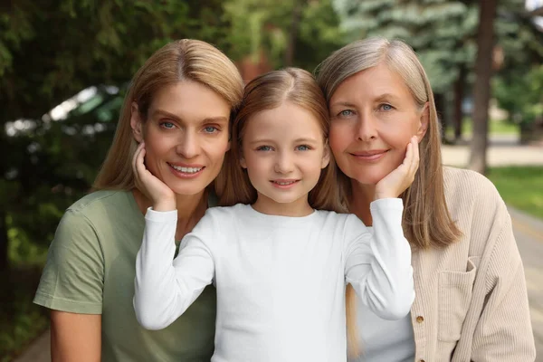 Three Generations Happy Grandmother Her Daughter Granddaughter Outdoors — Stockfoto