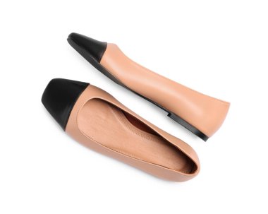 Beyaz zemin üzerinde yeni moda kare parmak bale düz çift, üst görünüm