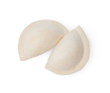 Çiğ hamur köfteleri (varenyky) beyaz üzerine izole edilmiş süzme peynir, üst görünüm