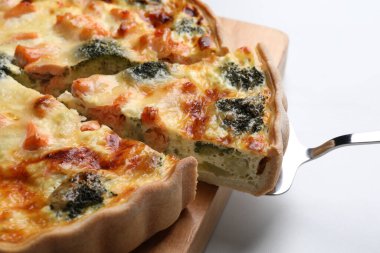 Beyaz masada somon ve brokoli ile ev yapımı lezzetli kiş alıyorum.