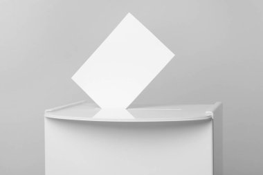 Açık gri arka planda oy sandığı, yakın plan. Seçim zamanı.