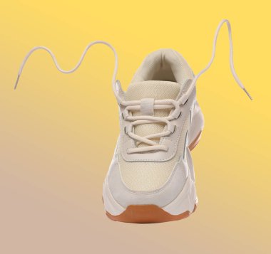 Renk eğiminde havada şık bir spor ayakkabı