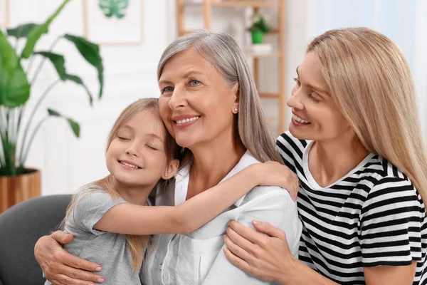 Drie Generaties Gelukkig Grootmoeder Haar Dochter Kleindochter Thuis — Stockfoto