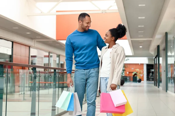 Family Shopping Happy Couple Colorful Bags Mall — Foto Stock