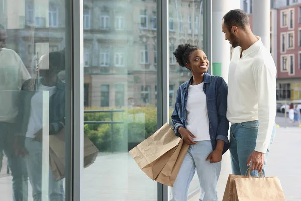 Family Shopping Happy Couple Purchases Mall Outdoors — kuvapankkivalokuva