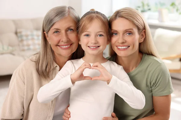 Tres Generaciones Feliz Abuela Hija Nieta Haciendo Corazón Con Las —  Fotos de Stock
