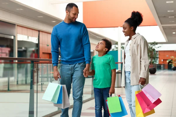 Shopping Famille Parents Heureux Fils Avec Des Sacs Colorés Dans — Photo