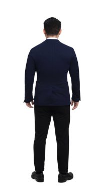 Takım elbiseli bir işadamı beyaz arka planda poz veriyor.