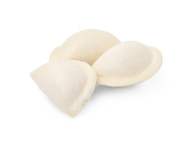 Çiğ hamur köftesi (varenyky) ve süzme peynir beyaz üzerine izole edilmiş.