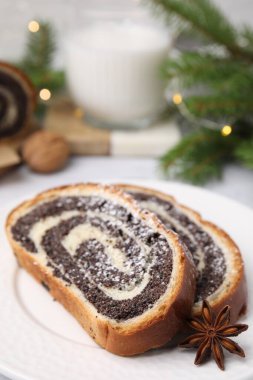 Haşhaş tohumu dilimleri ve tabakta anason yıldızı, metin için boşluk ile yakın çekim. Pasta nefis.