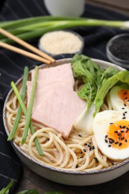 Masada etli ramen, yakın plan. Erişte çorbası.