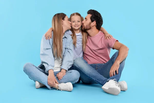 Familia Feliz Juntos Sobre Fondo Azul Claro — Foto de Stock