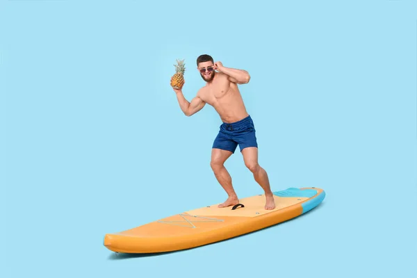 Hombre Feliz Con Piña Posando Sobre Tabla Sup Sobre Fondo —  Fotos de Stock